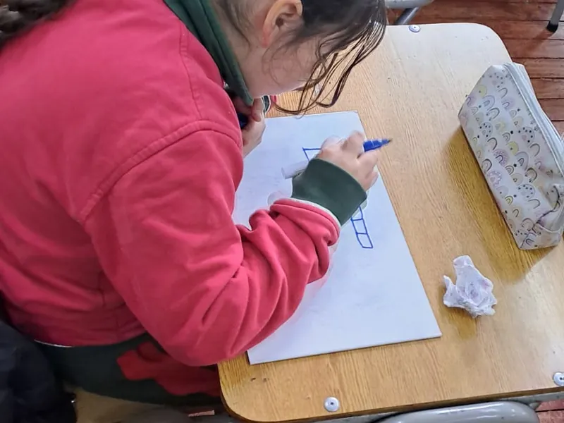 Estudiante resolviendo ejercicios en su libro de práctica
